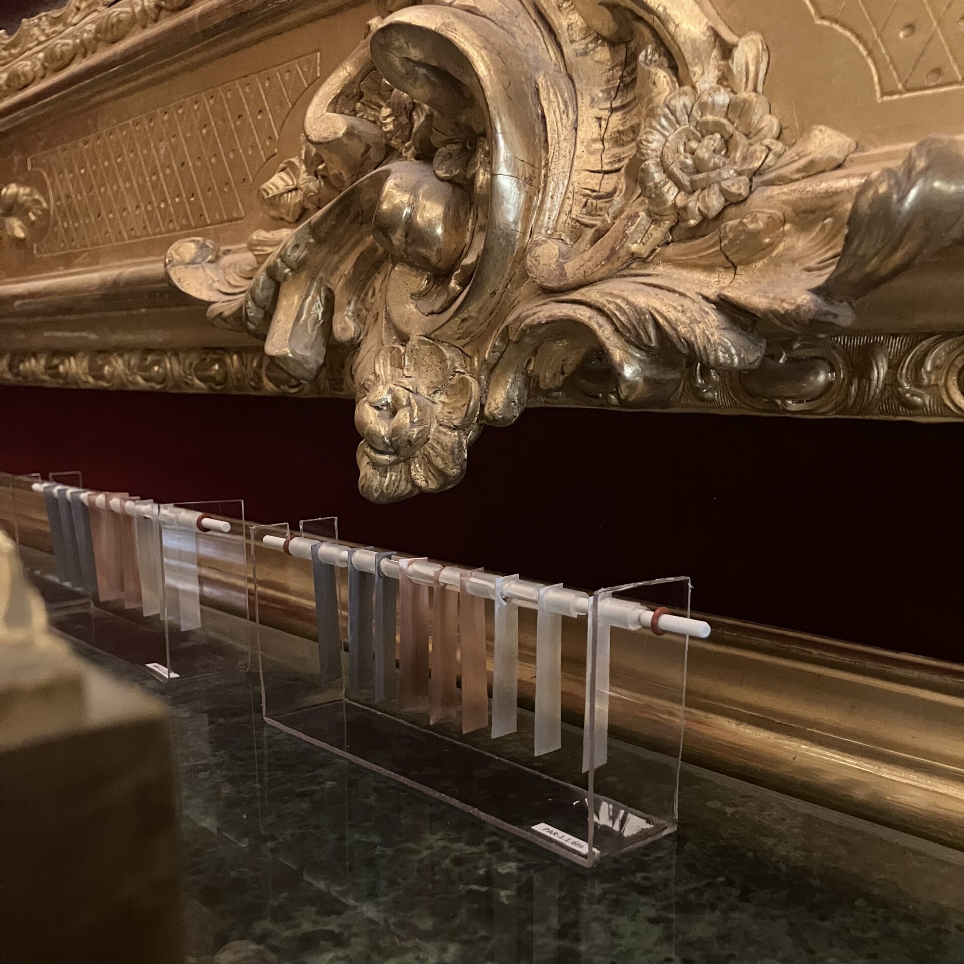 Bastidor con probetas de diferentes metales para evaluación de la corrosividad ambiental en el interior del Palacio Real de Aranjuez (Copyright: CAPAC-CENIM).