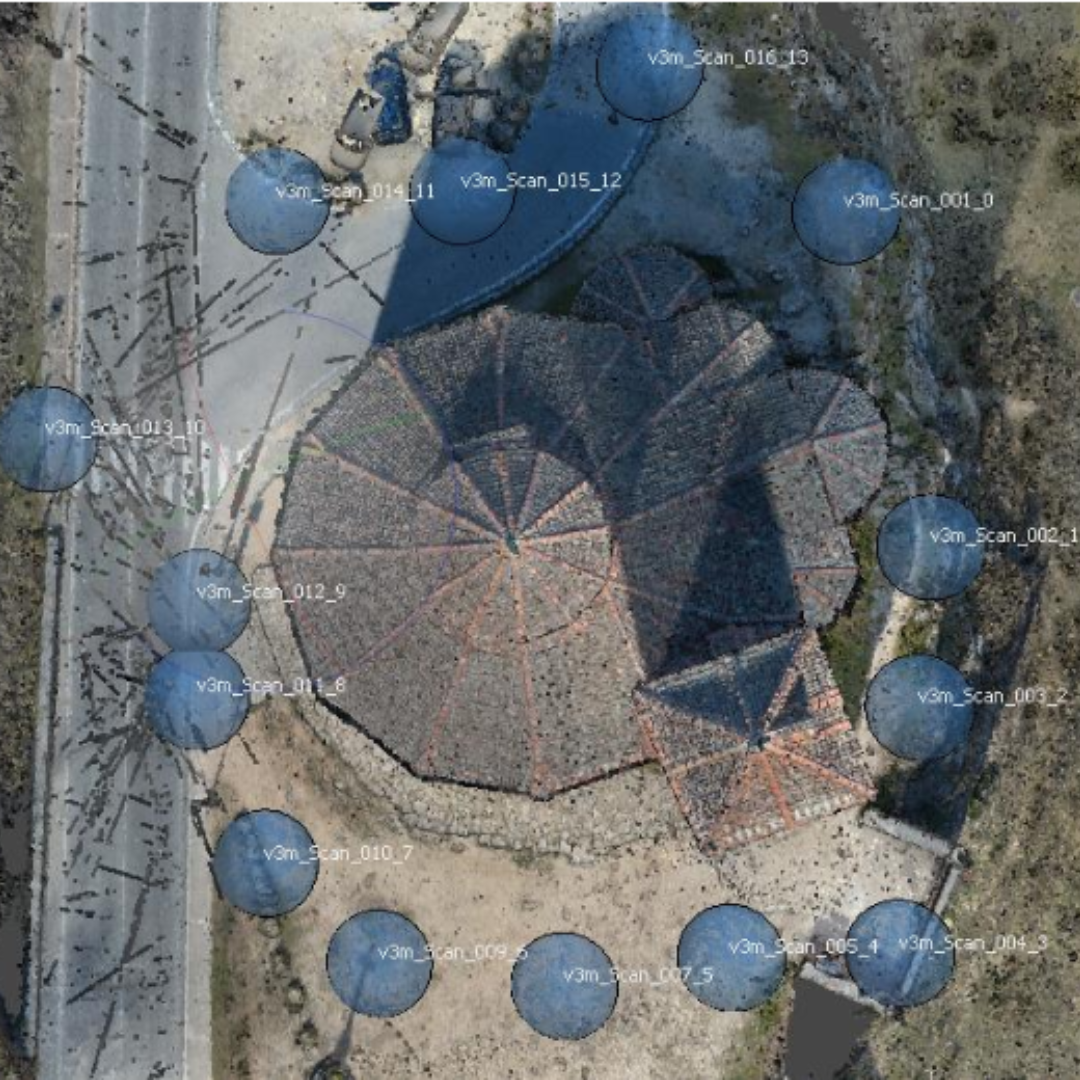 Distribución de las bases de levantamiento mediante escáner láser terrestre (TLS) alrededor de la Iglesia de la Veracruz (Segovia), mostrando la ubicación de las estaciones de escaneo utilizadas para la captura de datos geométricos (Copyright: GESYP-UPM).