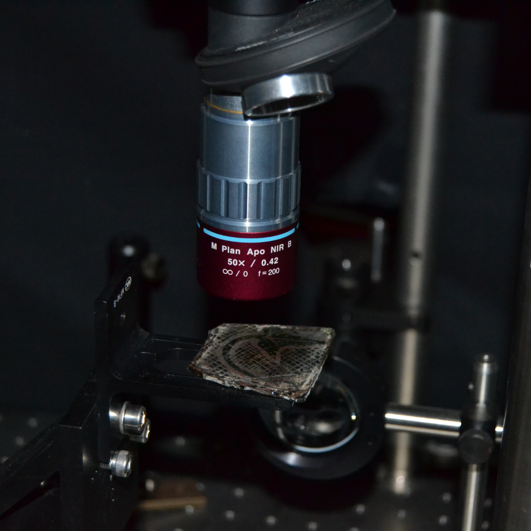 Microscopio óptico no lineal empleado para el análisis estructural no invasivo en 3D de grisallas históricas (Copyright: LANAPAC-IQF).
