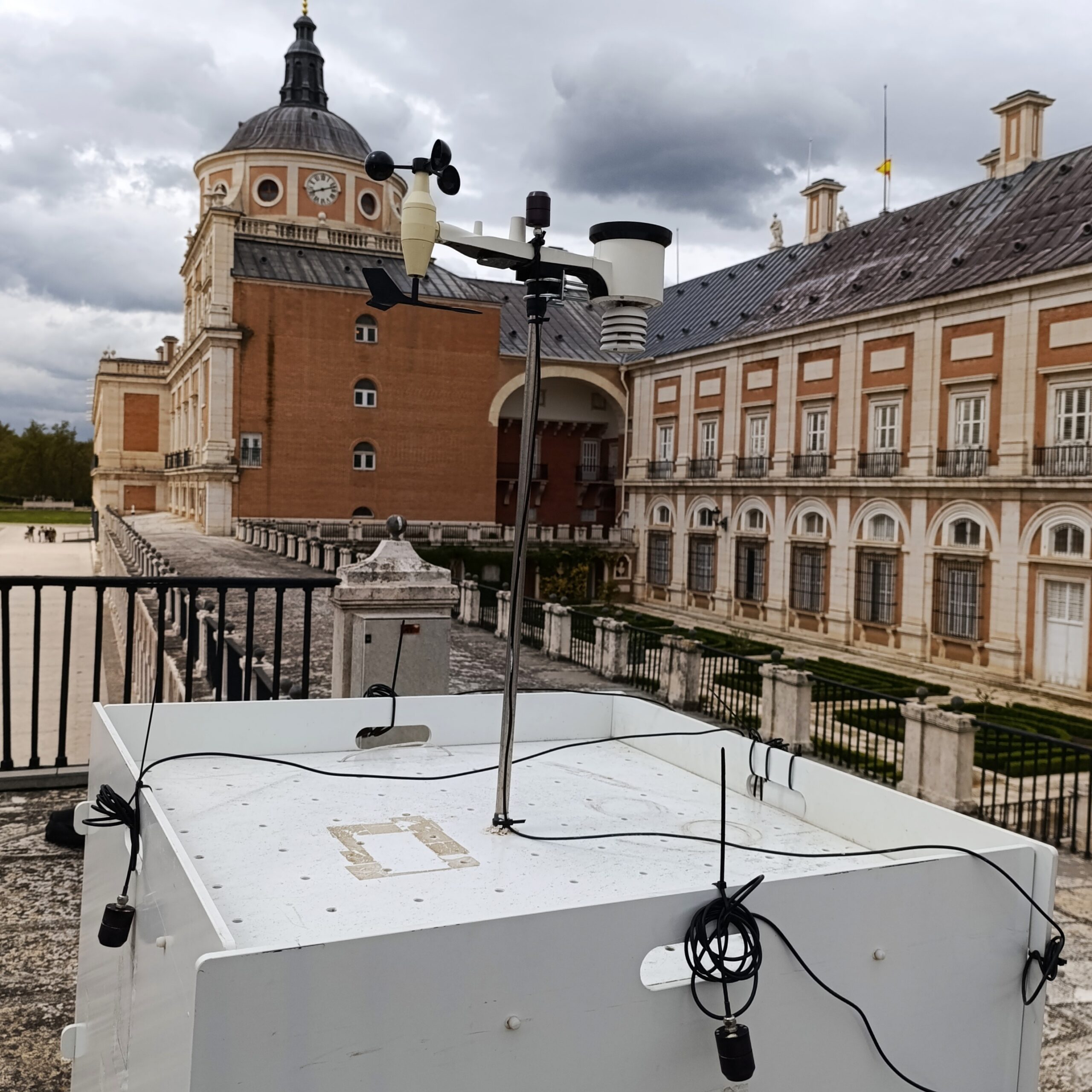 Estación de Exposición Directa instalada en el Palacio de Aranjuez para modelizar el deterioro de materiales pétreos de construcción expuestos a las condiciones ambientales reales del monumento (Copyright: PfPa-IGME).