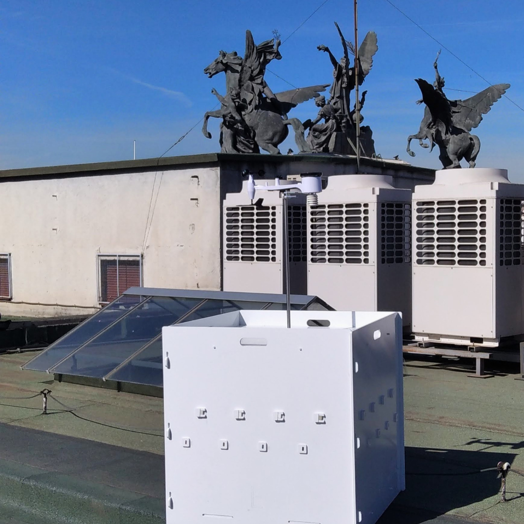 Estación de Exposición Directa instalada en la cubierta del Palacio de Fomento (Ministerio de Agricultura, Pesca y Alimentación, plaza del Emperador Carlos V, Madrid) para modelizar el deterioro de materiales pétreos de construcción expuestos a las condiciones ambientales con fuerte influencia urbana (Copyright: PfPa-IGME).