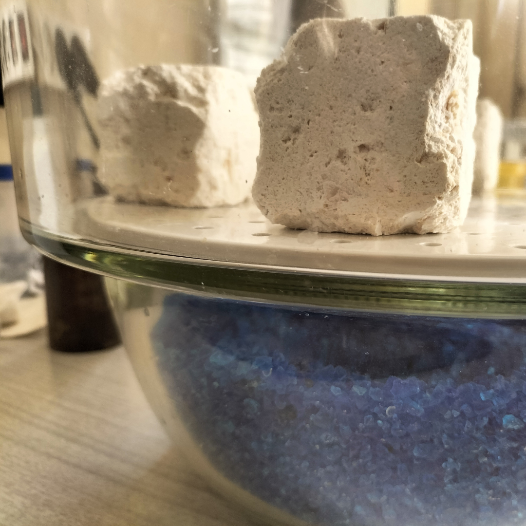 Ensayos de modelización de envejecimiento acelerado en condiciones controladas de materiales pétreos, llevados a cabo en el Laboratorio del Instituto Geológico y Minero de España (CN IGME-CSIC. Copyright: PfPa-IGME).